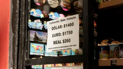 Bloomberg: Peso inqirozi kuchaymoqda, stablecoinlar Argentina aholisi uchun "qutqaruvchi halqa" bo‘ldi