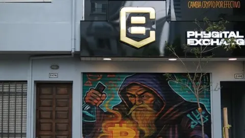 Khủng hoảng peso leo thang, stablecoin trở thành "cứu cánh" cho người dân Argentina