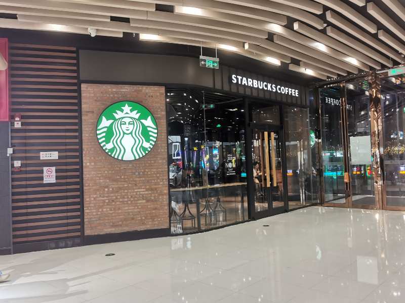星巴克(SBUX.US)扭转计划初见成效!南瓜香料回归 点燃星巴克最强单周销售额