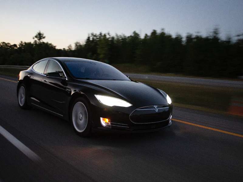 自动驾驶愿景难解“近渴” 马斯克预警“艰难季度”特斯拉(TSLA.US)万亿市值摇摇欲坠？