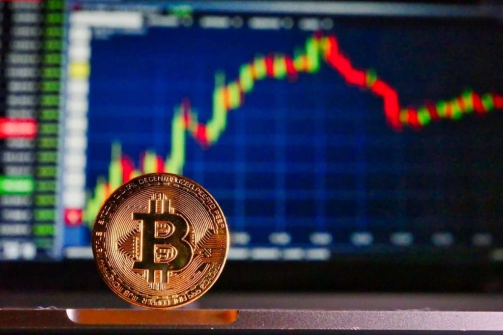 Bitcoin hoje dispara e recupera metade das perdas de outubro com corte image 0