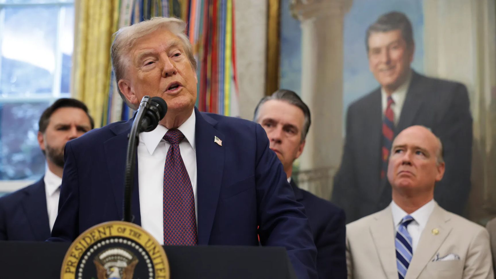 トランプ大統領はホワイトハウスに公の場に姿を現し、自身の健康状態についての質問に答えた。「2日間休養した後、何かおかしいと疑われた」 image 0