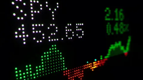 El índice S&P 500 frente al índice de materias primas alcanza un nuevo máximo histórico tras triplicar la proporción en 3 años
