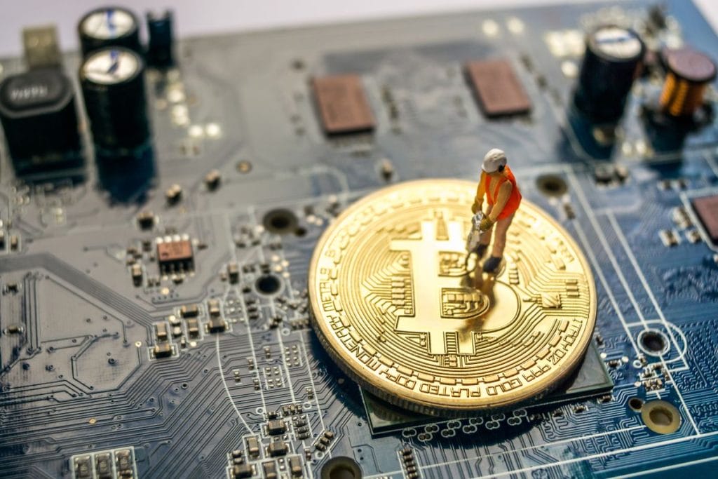 Mineradores de BTC despejam US$ 5,6 bilhões em exchanges e buscam refúgio na IA