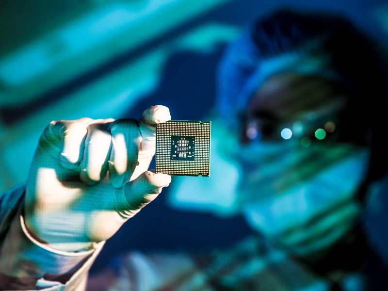 英伟达(NVDA.US)CFO:与OpenAI交易尚未敲定,未计入5000亿美元订单