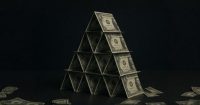 Hombre en sus 60s dirige enorme estafa Ponzi mientras estaba en libertad condicional por fraude anterior