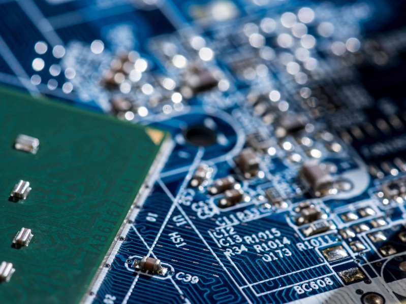 瑞银：英伟达(NVDA.US)Q3业绩料再超预期 关键看点在出口限制与客户集中风险