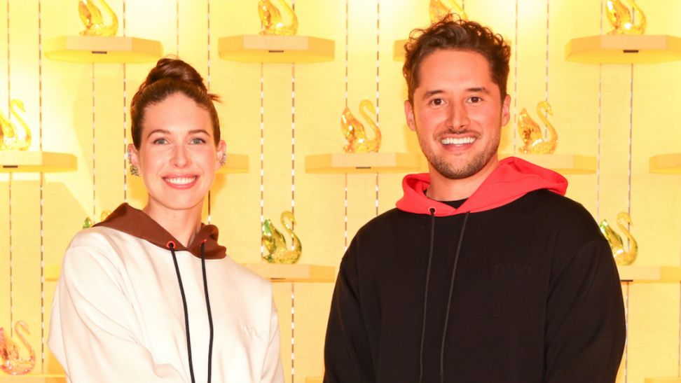 mmERCH 推出与 Seedphrase、施华洛世奇水晶和 Claire Silver 合作的生成式连帽衫 image 1