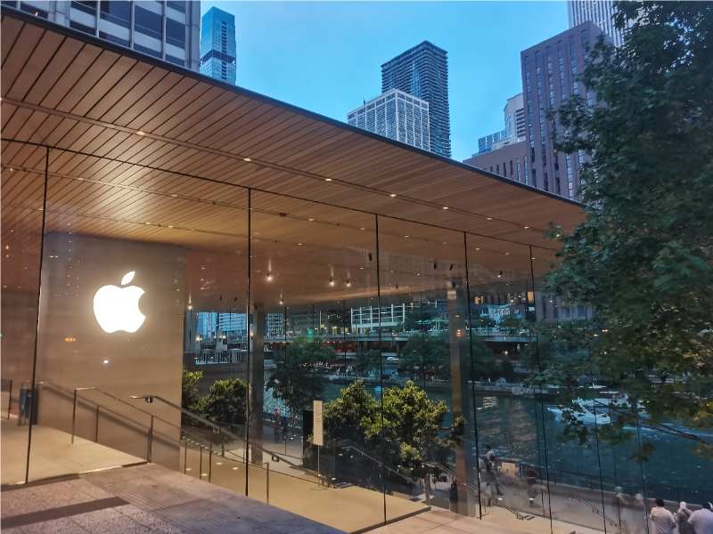 苹果(AAPL.US)明年拟推AI搜索工具,联手谷歌升级Siri挑战OpenAI