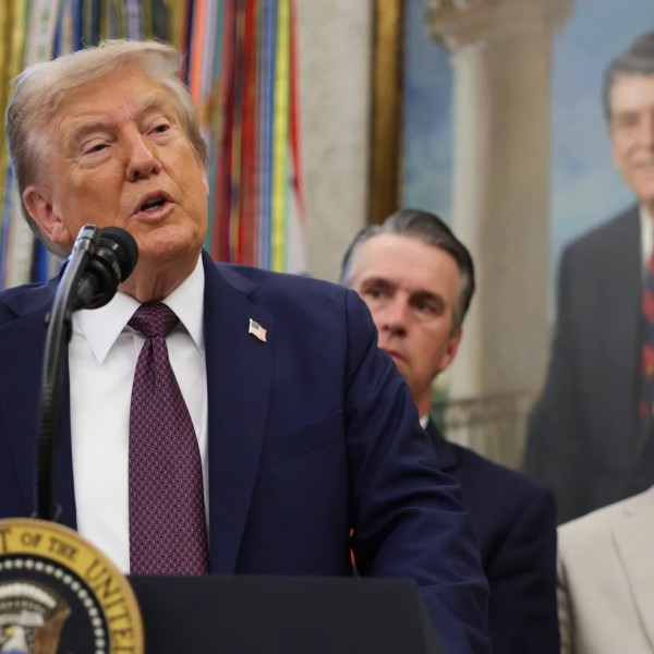 トランプ大統領はホワイトハウスに公の場に姿を現し、自身の健康状態についての質問に答えた。「2日間休養した後、何かおかしいと疑われた」