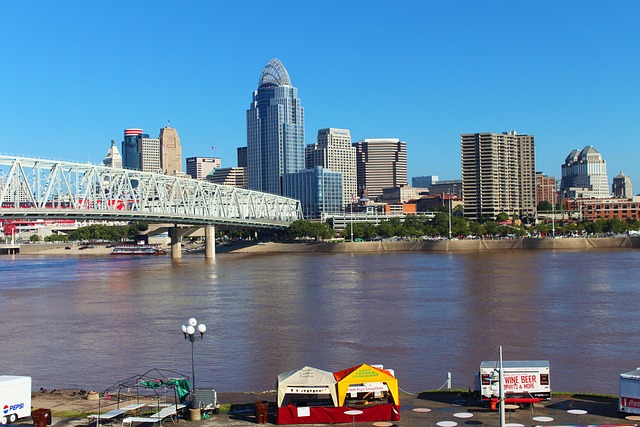 Le gouverneur du Kentucky, Andy Beshear, signe le projet de loi « Bitcoin Rights »