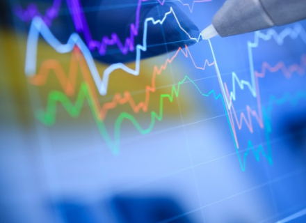 Os dados de emprego de setembro sofrerão outra grande revisão para baixo, abrindo caminho para um corte de 50 pontos-base na taxa de juros?