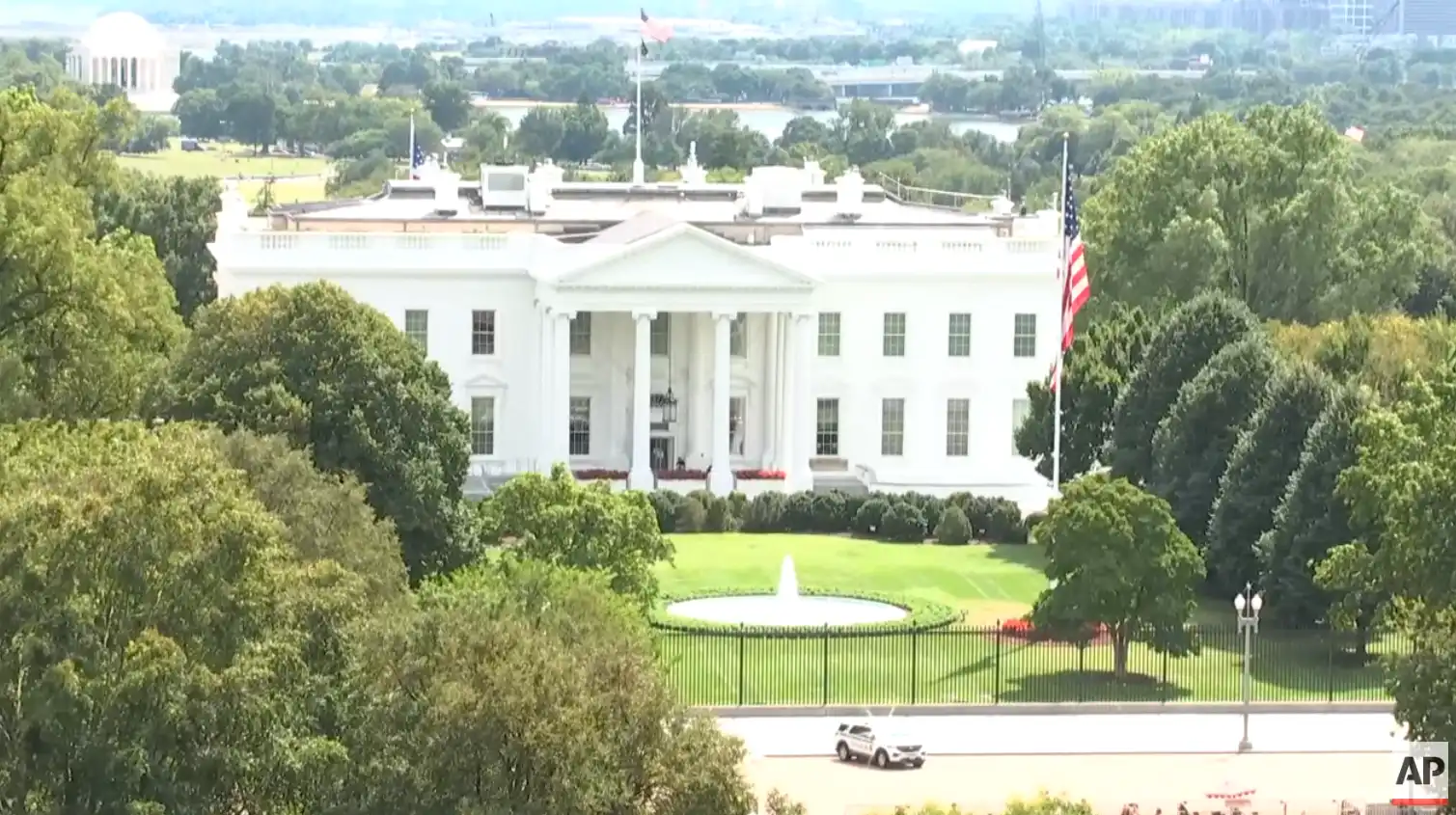 Trump đã tham dự cuộc họp báo của Nhà Trắng theo lịch trình, nhưng vẫn chưa xuất hiện trên chương trình phát sóng trực tiếp