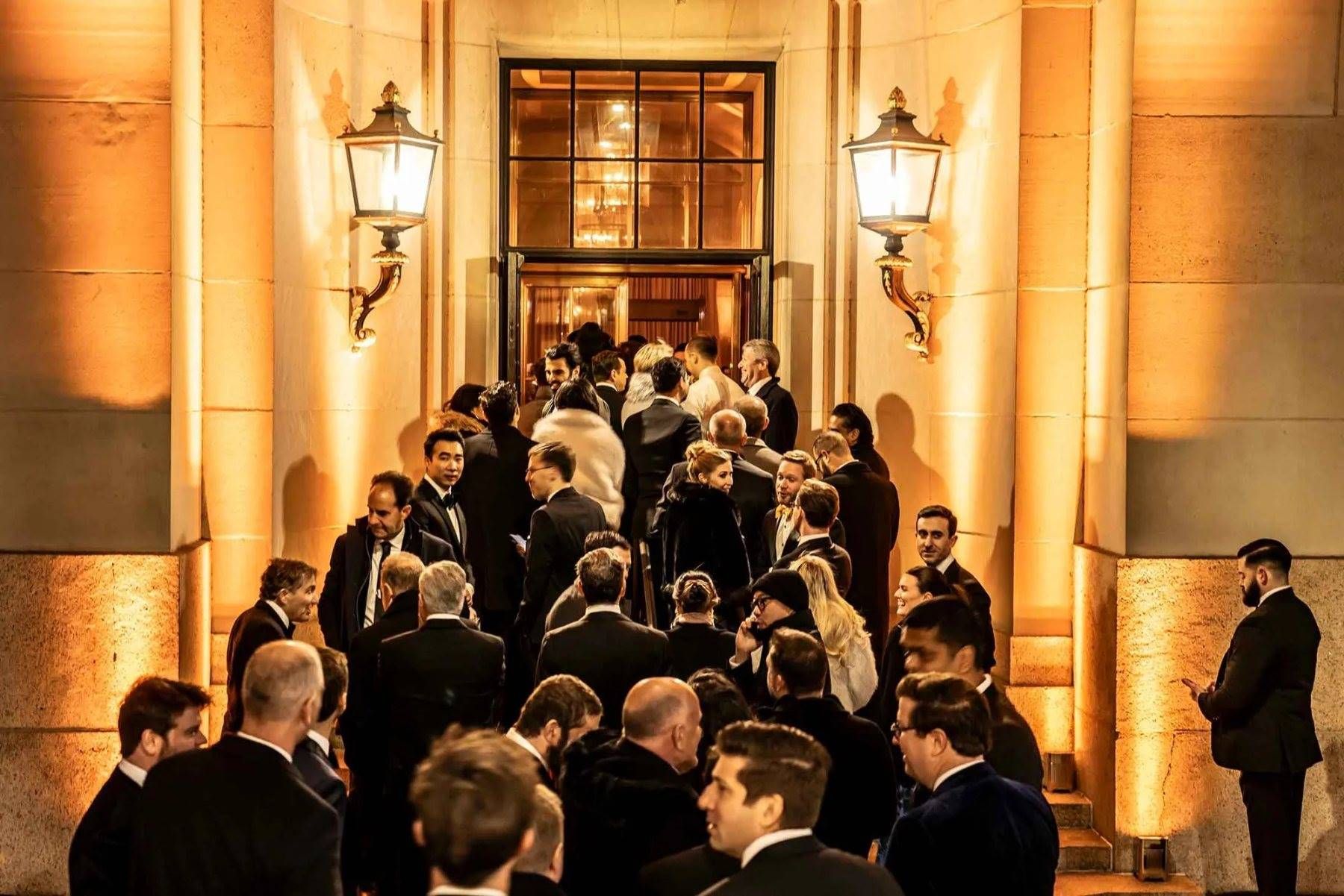 「合法」的收割?特朗普夫婦 Meme 幣狂歡背後的利益鏈與醜聞