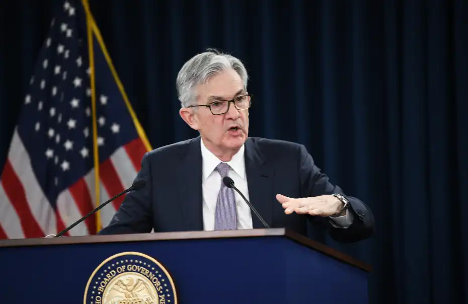 La Reserva Federal implementa una combinación de medidas: continúa con una baja de tasas de interés de 25 puntos básicos y finalizará la reducción de su balance en diciembre; dos miembros del comité votaron en contra de la decisión sobre las tasas.