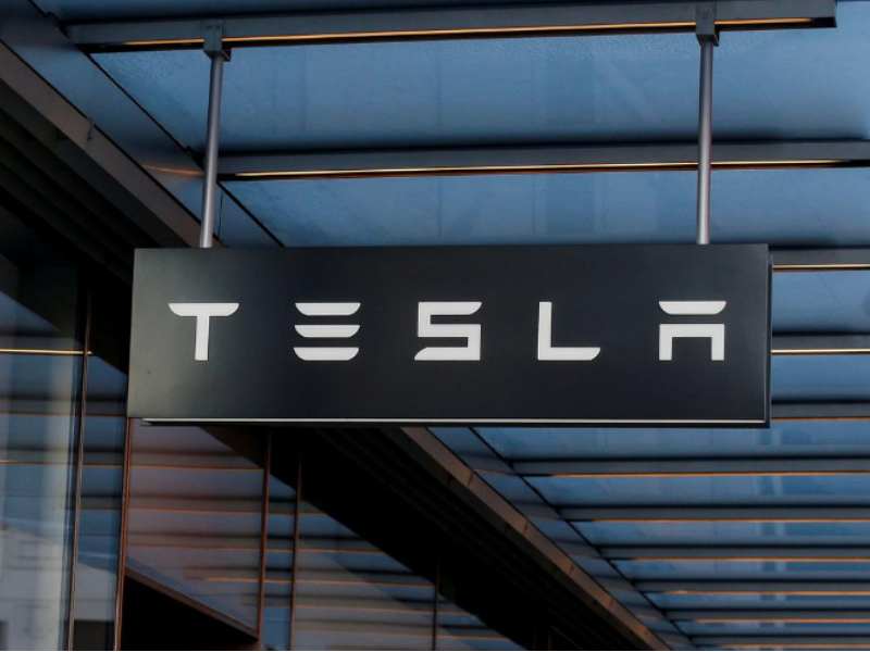 美股异动 | 特斯拉(TSLA.US)涨逾3% 马斯克押注人形机器人“擎天柱”