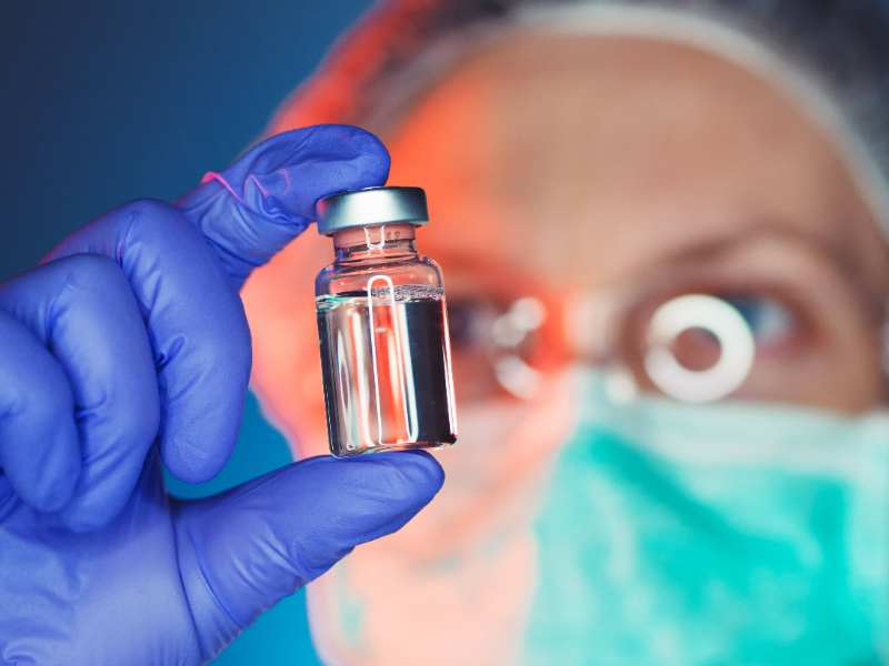 英伟达引爆下一战场：携手强生(JNJ.US)、礼来(LLY.US)，万亿美元医药行业迎来“AI手术”与“制药工厂”革命