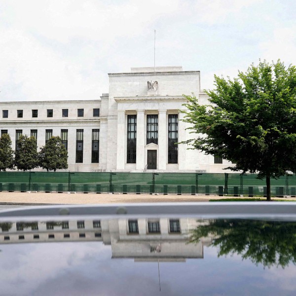 Dopo aver tagliato i tassi di oltre 100 punti base, la Federal Reserve riflette su come fermarsi, ma le divergenze sono senza precedenti.