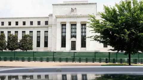 بعد خفض أسعار الفائدة بأكثر من 100 نقطة، يفكر الاحتياطي الفيدرالي في كيفية التوقف، لكن الخلافات غير مسبوقة