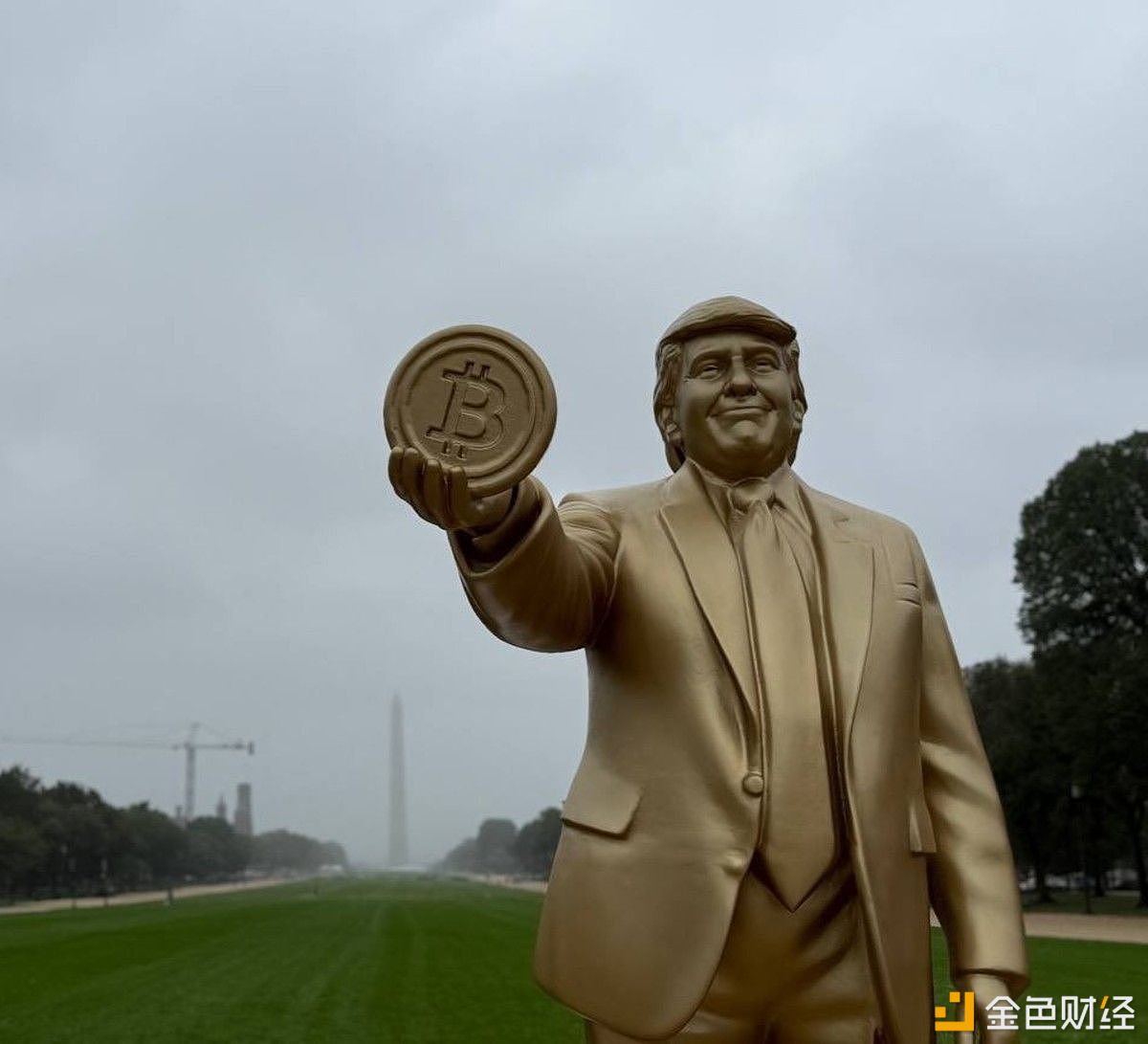特朗普在美国国会大厦外放置了一尊自己手持比特币的金色雕像