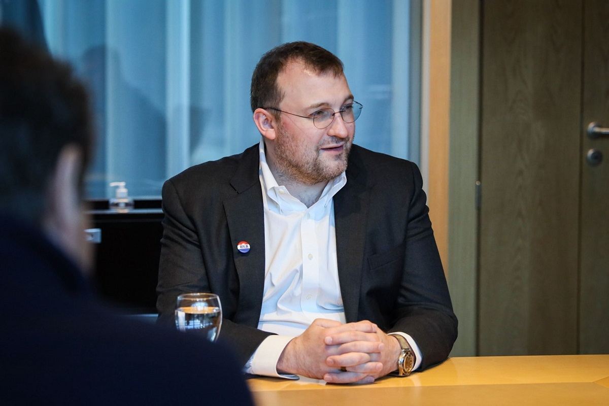 El creador de Cardano anticipa lo peor para el sistema financiero actual image 0