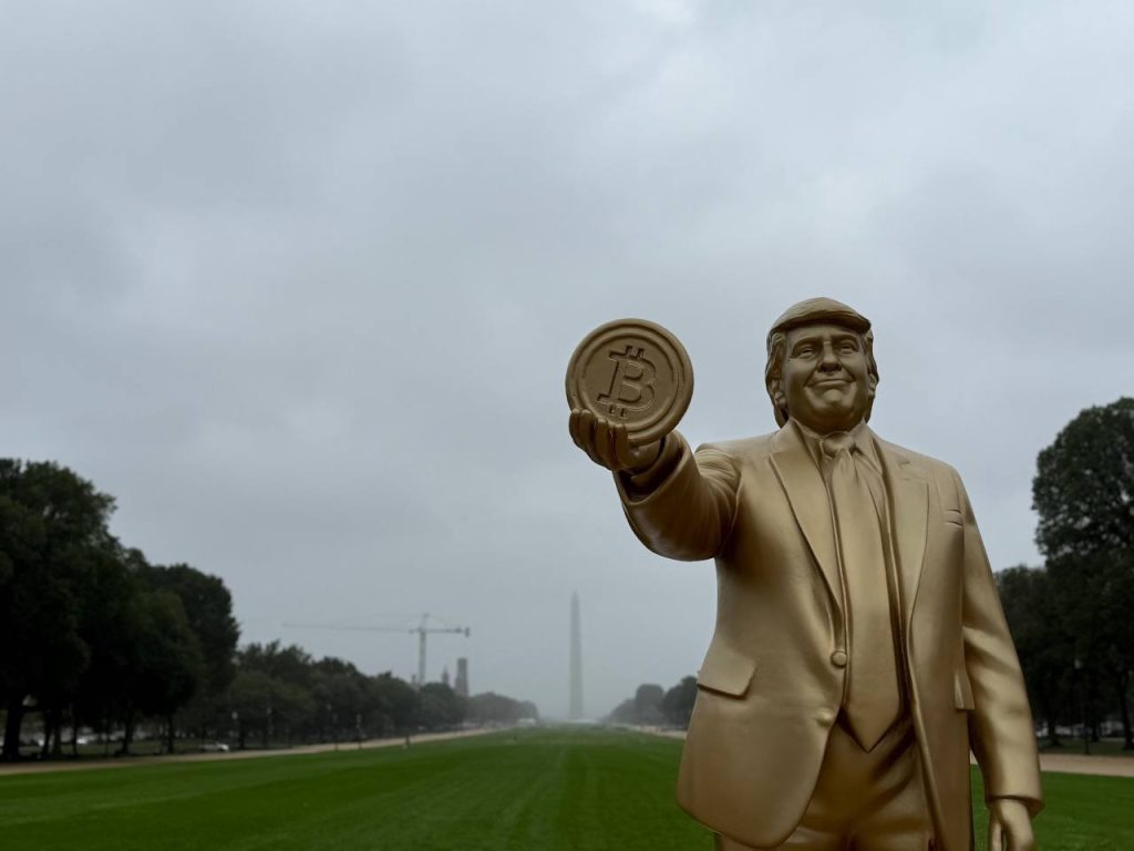 Pump.fun érige une statue géante de Trump devant le Capitole pour promouvoir un token image 1