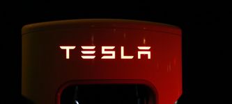 Tesla bleibt bei $951M in Bitcoin trotz Marktveränderungen