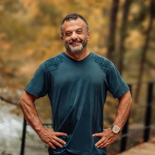 都 2025 年了,这位亿万富翁收藏家还在买 NFT?