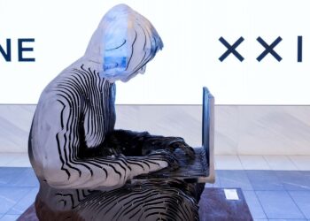 La Bolsa de Nueva York ahora tiene una estatua de Satoshi Nakamoto en honor a Bitcoin