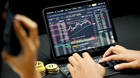 Epikong Pagbagsak! BTC Halos Hindi Umabot sa $100,000, Bakit Matindi ang Pagkalugi ng Altcoin Market?