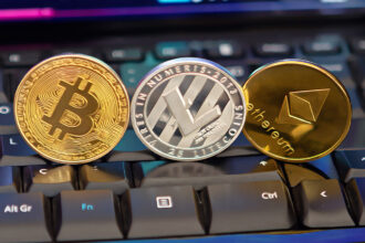 Trump Critica a Powell y Resume Futuro de Monedas Aster y XLM
