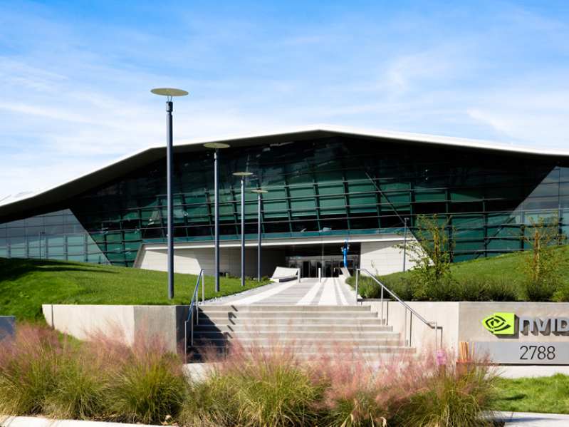 英伟达(NVDA.US)财报全面击破唱空论 华尔街一致看多AI投资前景