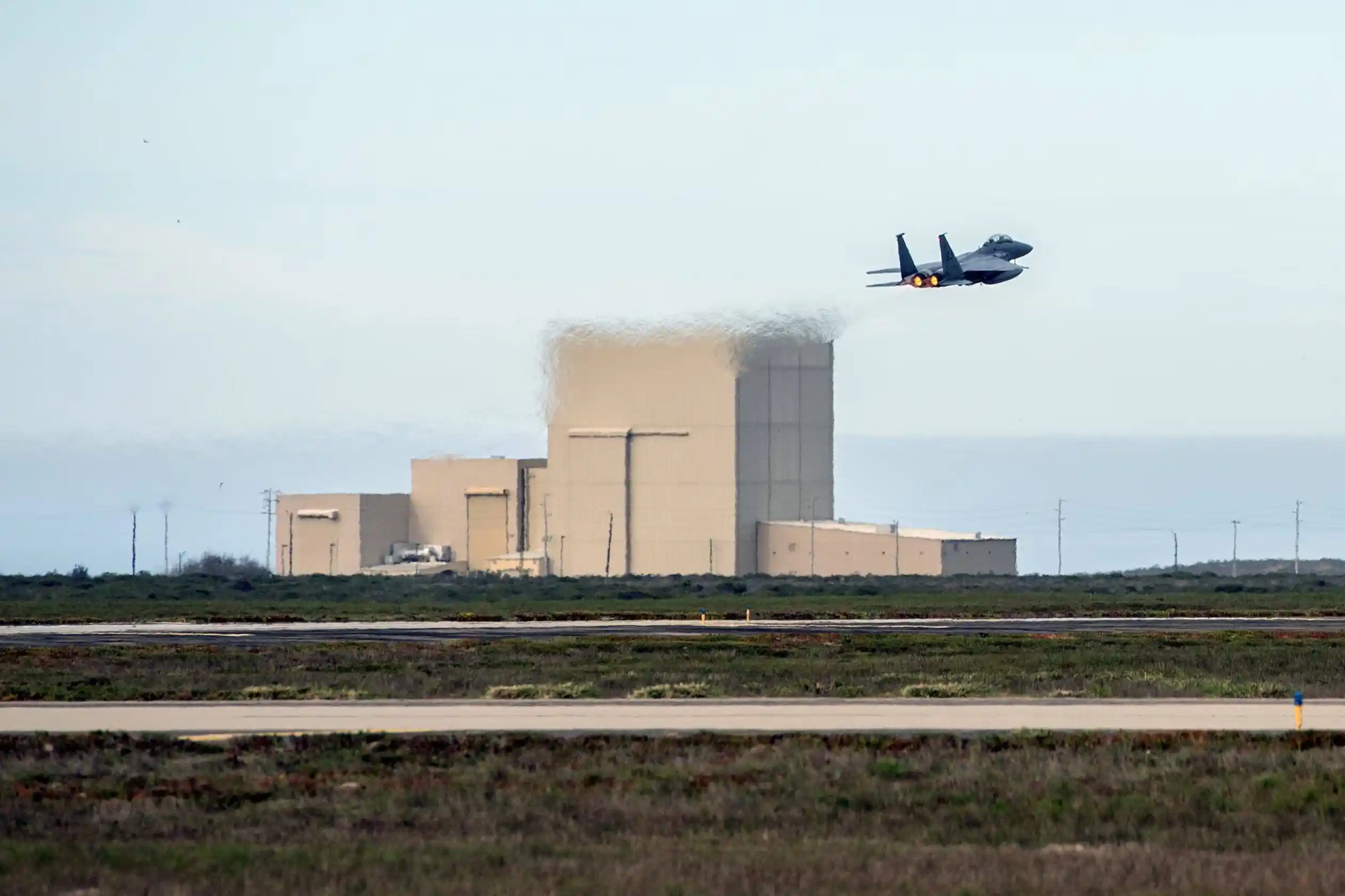 美军成全球最强“投资部队”：航母甲板聊山寨币，战斗机飞行员靠比特币暴富 image 3