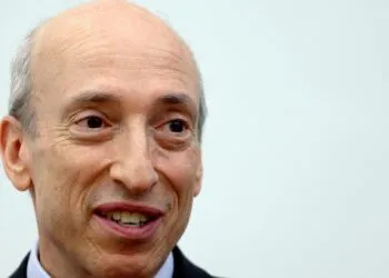 Генслер попереджає інвесторів про ризики криптовалют на тлі їхнього масового визнання