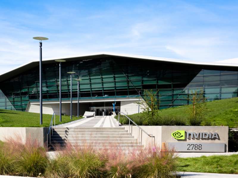 英伟达(NVDA.US)市值站上5万亿美元 分析师热议：涨势能否延续?