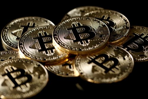 Nobel de Literatura 2025 cita o Bitcoin: Autor húngaro diz que o “cripto é a melhor prova de que o dinheiro sempre foi virtual”