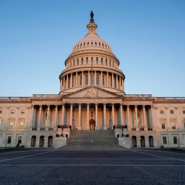 美国史上最长停摆迎终结曙光，参议院推进临时拨款法案