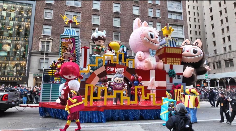 排面拉满！泡泡玛特首次亮相美国感恩节大游行，Labubu 跻身全球顶级 IP 阵营 image 2