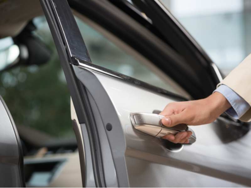 东南亚网约车“超级巨头”即将诞生? 软银支持罢免GoTo首席执行官 与Grab(GRAB.US)合并在望