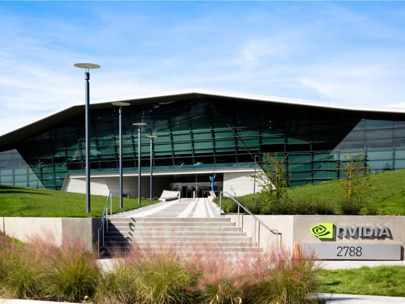 英伟达(NVDA.US)两名董事合计减持39万股，套现近7000万美元
