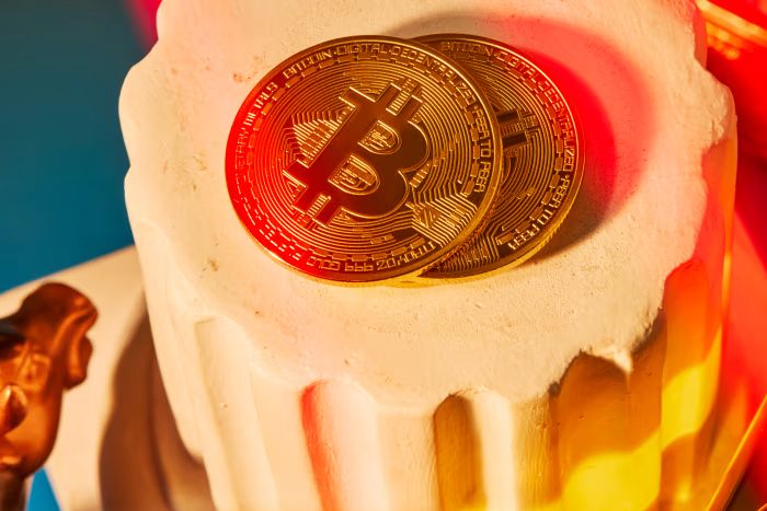 著名比特币多头「木头姐」下调目标价，因为稳定币的「取代」