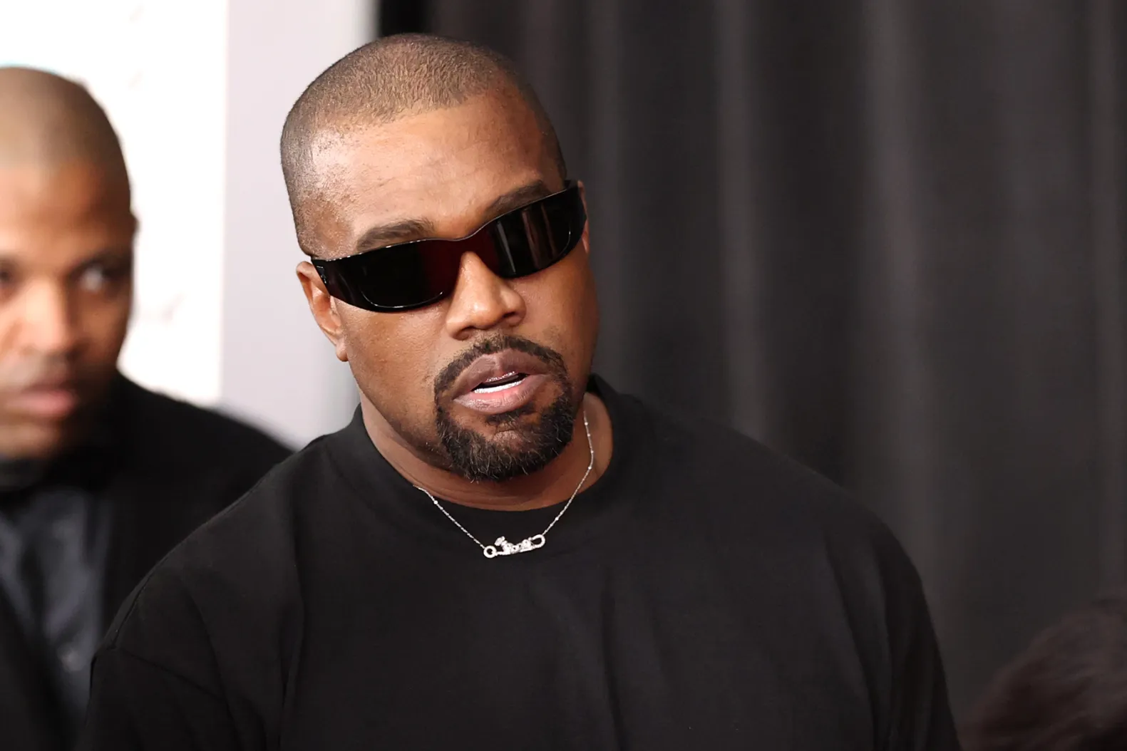 Kanye West 旗下 YZY 币半小时冲上 30 亿市值，94% 代币疑由内部控制