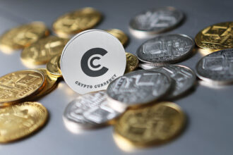 Bitcoin Intenta Recuperar el Nivel de 111,000 Dólares en un Mercado Dinámico de Criptomonedas