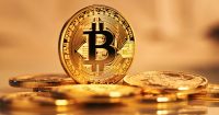 Oro y Bitcoin se disparan tras declaración de Trump: "El que tiene el oro hace las reglas"