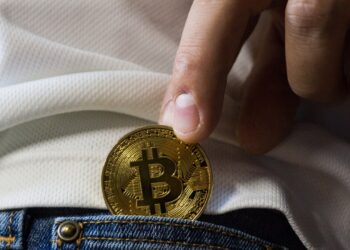 Retail Traders Boost Bitcoin as Ethereum Faces Leverage Risks