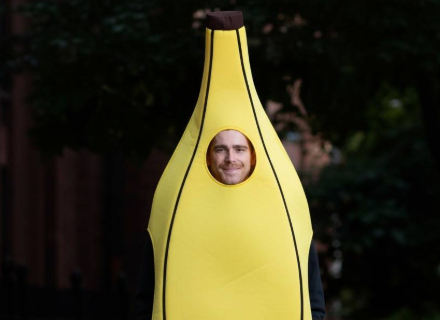 Google's latest "Banana" AI image model sparks a frenzy of "Vibe Photoshopping" among netizens