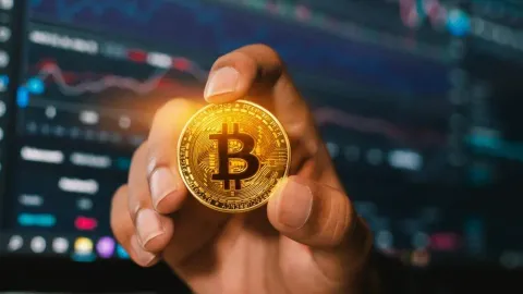 Bitcoin Breaks Past $61,000, Boosting Investor Confidence