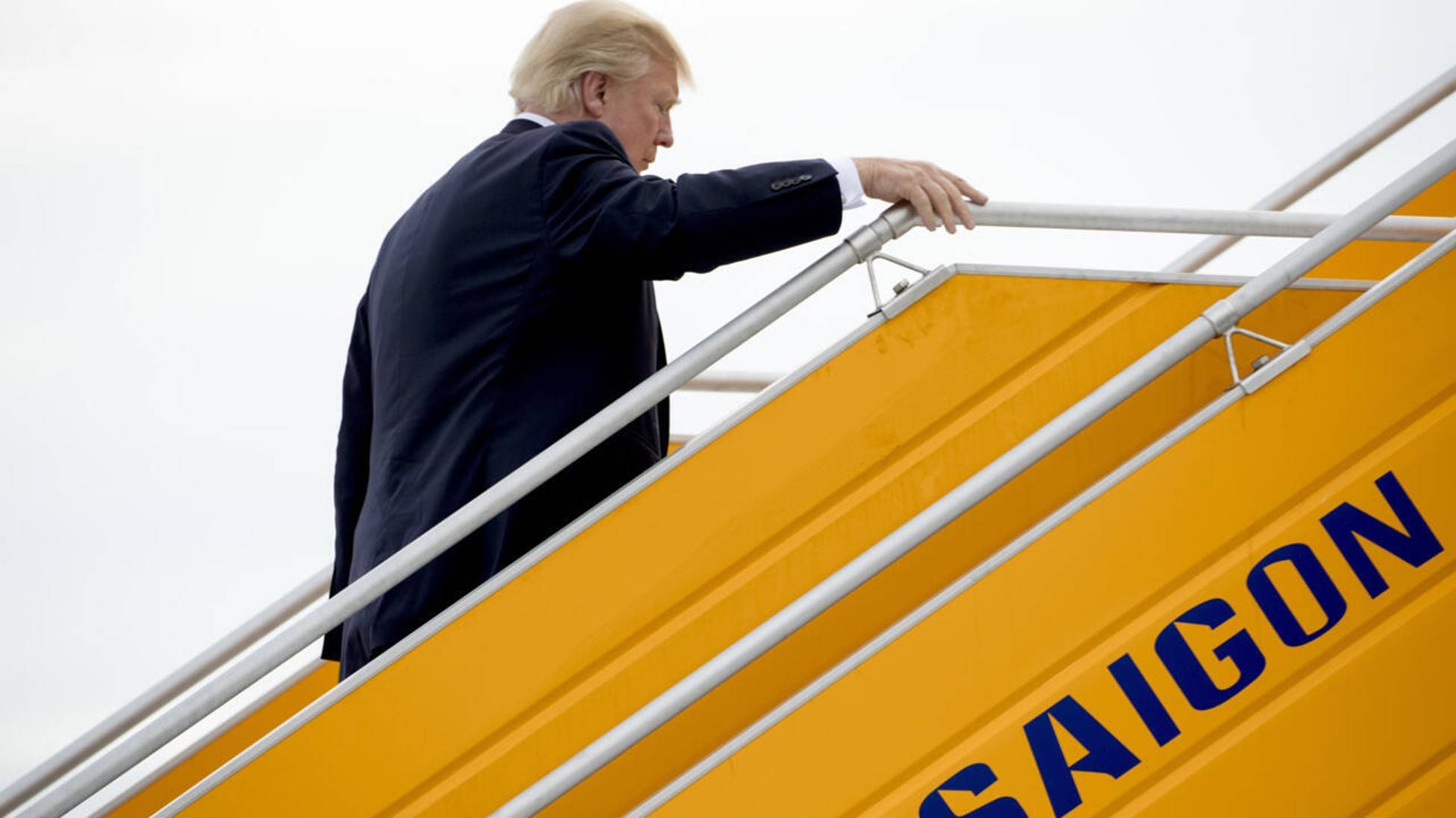 Trump áp thuế 46% lên Việt Nam: Vì sao chứng khoán giảm kỷ lục còn crypto chỉ chao đảo nhẹ? image 0