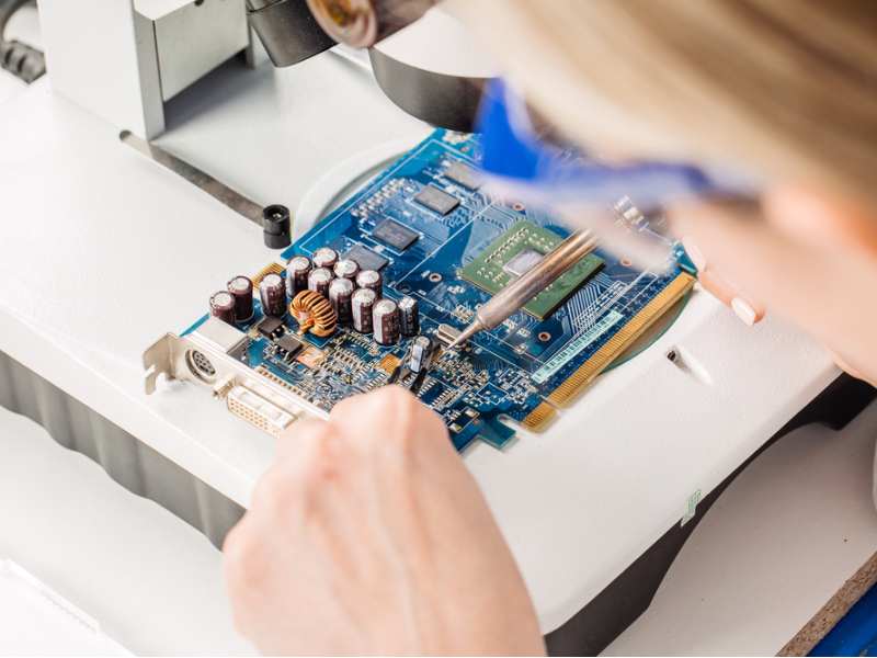 TPU算力狂热席卷而来! 三大关键词贯穿新一轮AI投资热潮:ASIC、光互连与存储