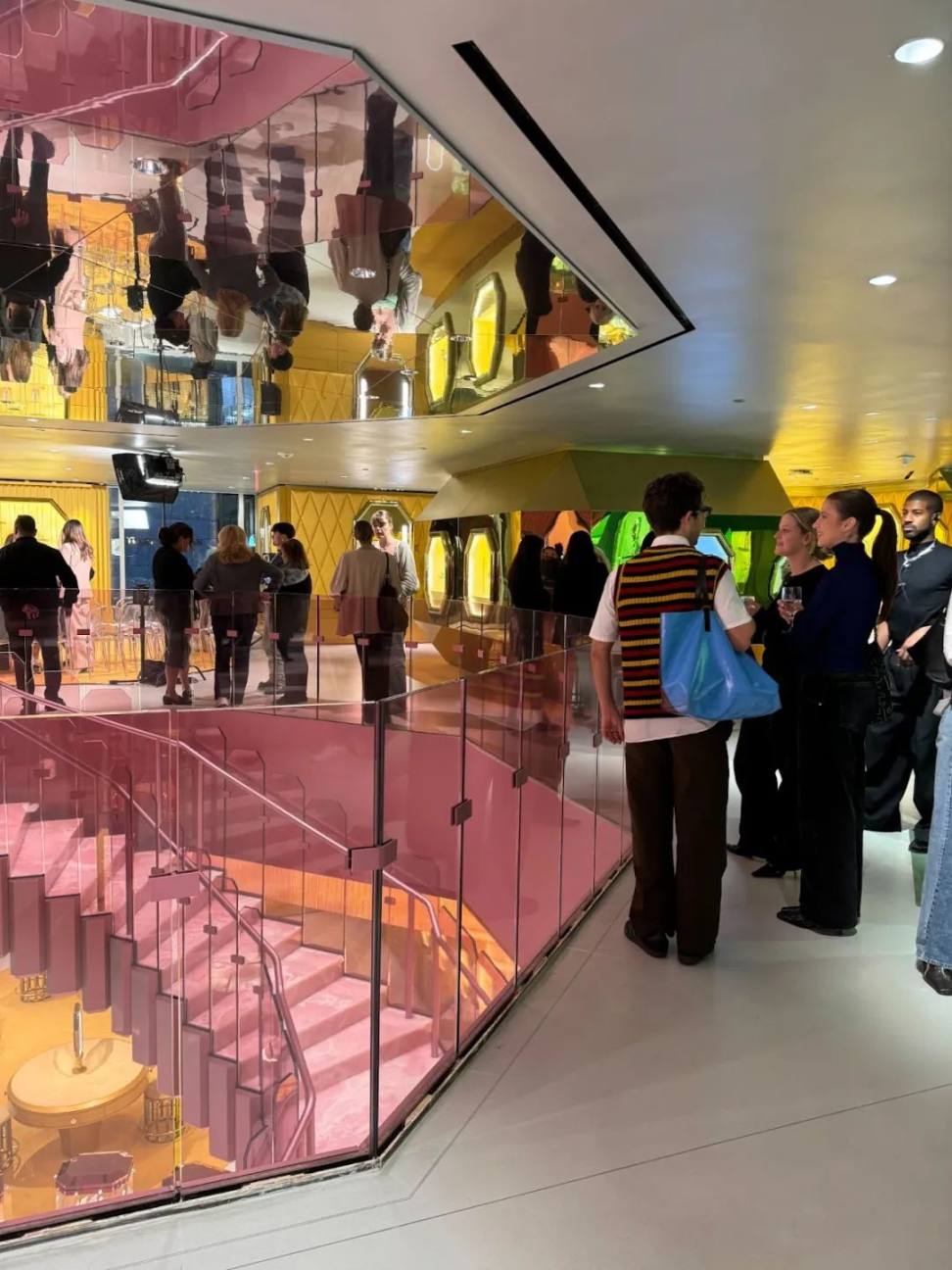 mmERCH 推出与 Seedphrase、施华洛世奇水晶和 Claire Silver 合作的生成式连帽衫 image 6